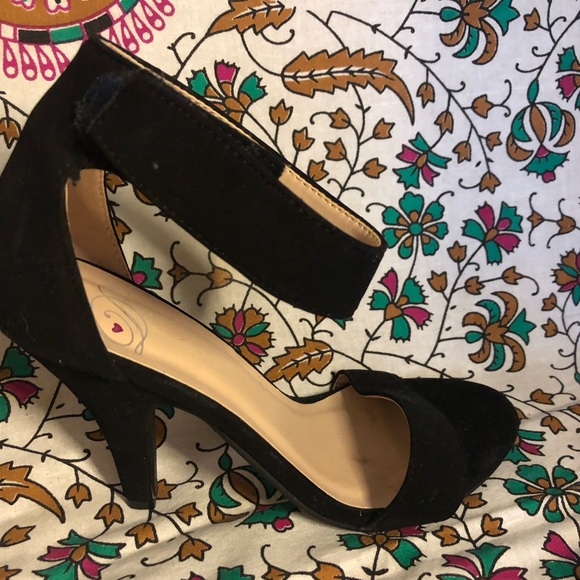 Black strapped heels - Picture 2 of 3